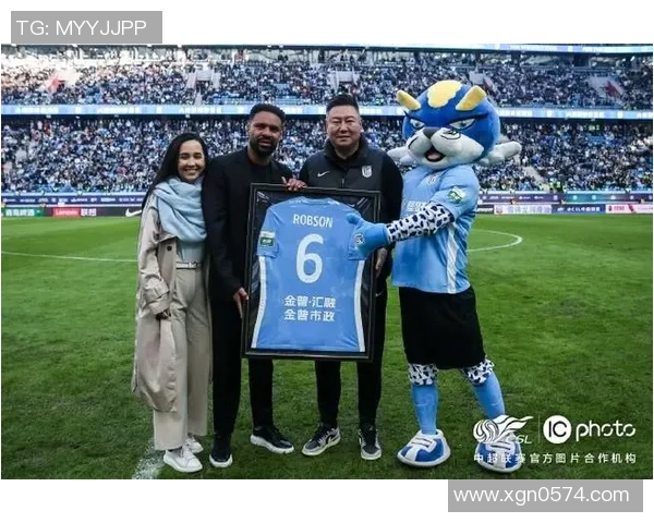 足球明星侧身施展剪刀腿技艺瞬间引发全场惊叹与热烈掌声 足球明星侧身施展剪刀腿技艺瞬间引发全场惊叹与热烈掌声