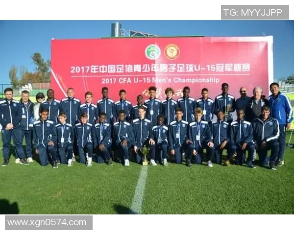 足球明星在海边尽显风采的硬照集锦，展现运动与自然的完美结合